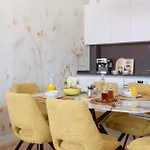 3 Bed Sleeps 6 - Balcony - Free Parking Апартаменты Малага