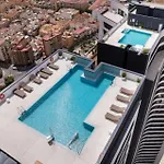 3 Bed Sleeps 6 - Balcony - Free Parking