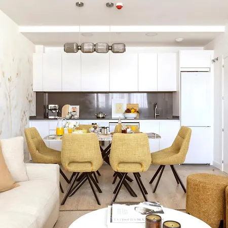 3 Bed Sleeps 6 - Balcony - Free Parking * Málaga