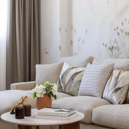 3 Bed Sleeps 6 - Balcony - Free Parking Daire *