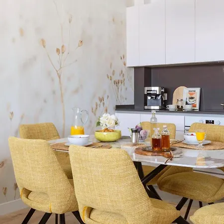 3 Bed Sleeps 6 - Balcony - Free Parking Daire Málaga